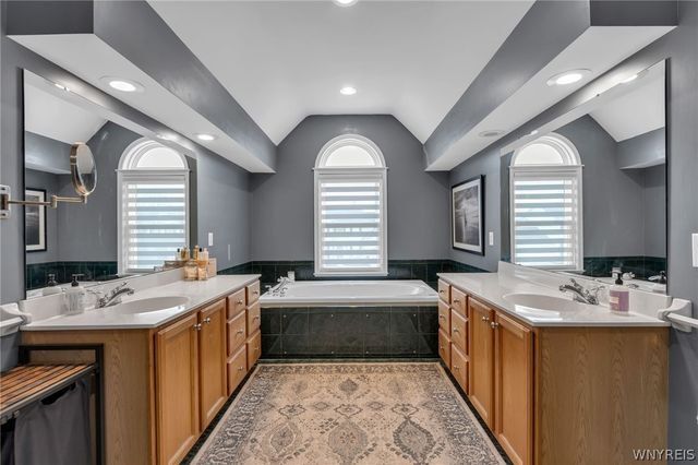 32 Falconcrest Lane, Orchard Park, NY 14127