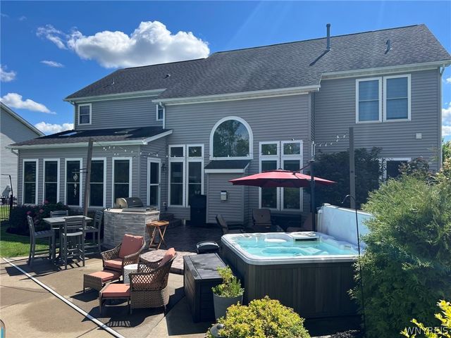 32 Falconcrest Lane, Orchard Park, NY 14127