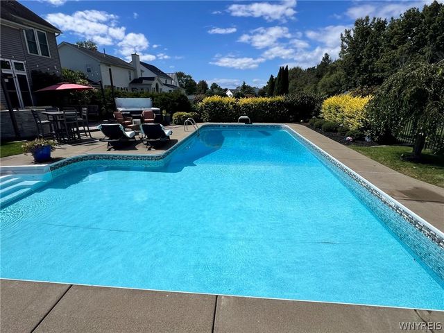 32 Falconcrest Lane, Orchard Park, NY 14127