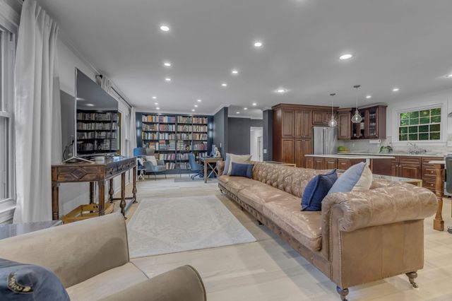 826 Evansdale Dr, Nashville, TN 37220