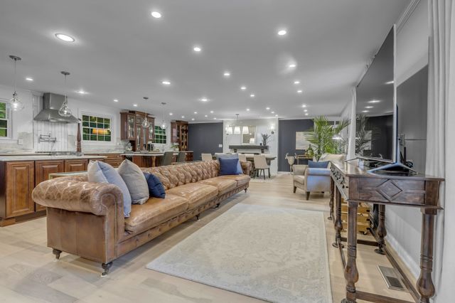 826 Evansdale Dr, Nashville, TN 37220