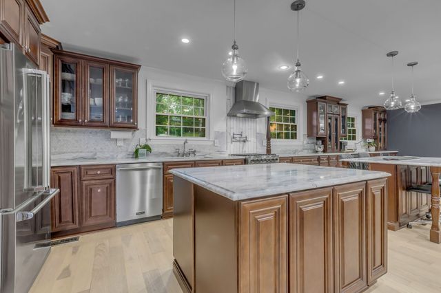 826 Evansdale Dr, Nashville, TN 37220