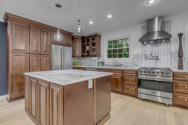 826 Evansdale Dr, Nashville, TN 37220