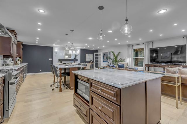 826 Evansdale Dr, Nashville, TN 37220