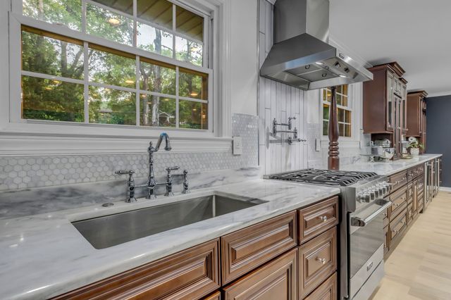 826 Evansdale Dr, Nashville, TN 37220