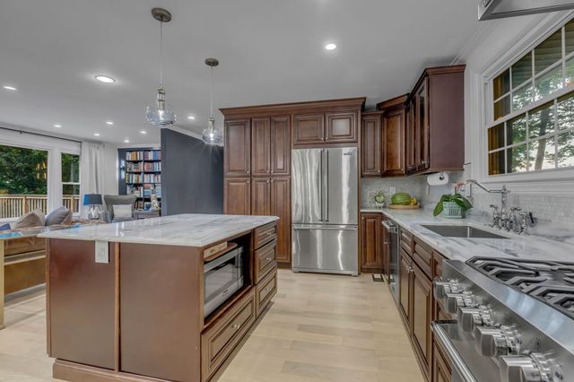 826 Evansdale Dr, Nashville, TN 37220