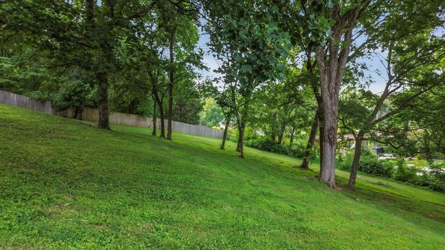 826 Evansdale Dr, Nashville, TN 37220