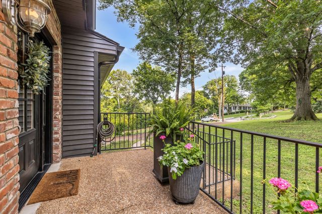 826 Evansdale Dr, Nashville, TN 37220