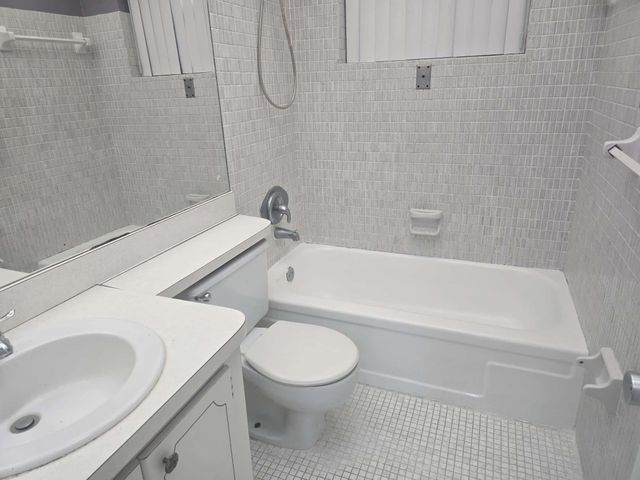 1320 NW 43rd Ter, Lauderhill, FL 33313