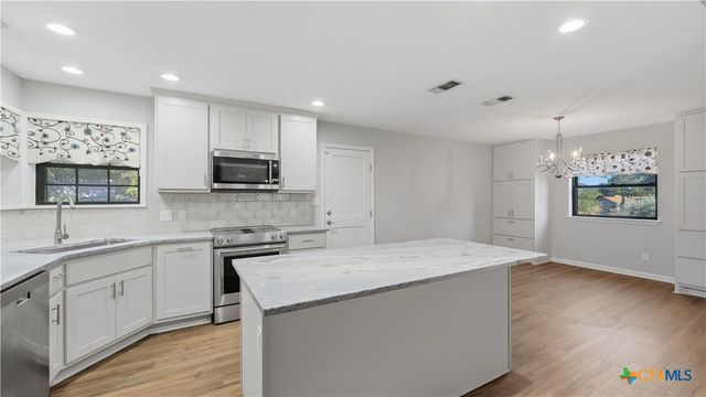 132 W Outer Drive, Canyon Lake, TX 78133