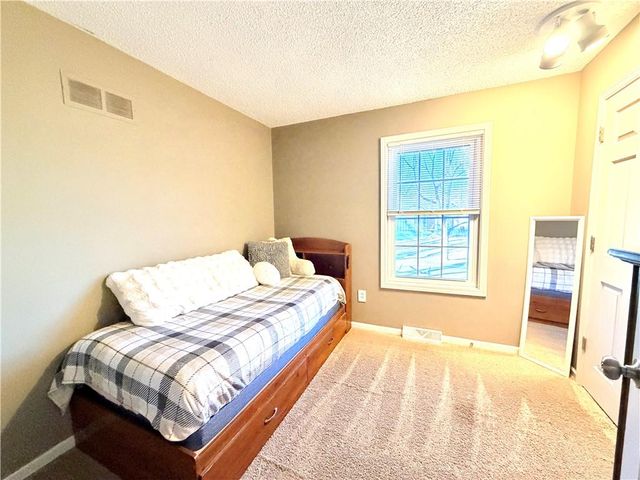 633 E COLLEEN Drive, Gardner, KS 66030