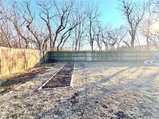 633 E COLLEEN Drive, Gardner, KS 66030