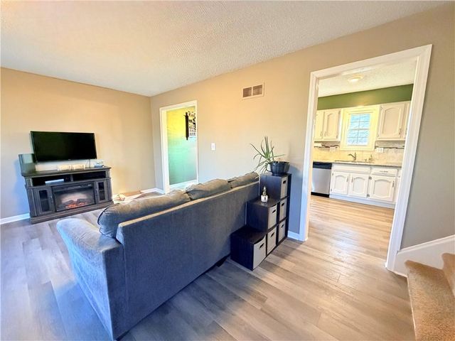 633 E COLLEEN Drive, Gardner, KS 66030