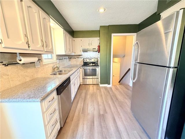 633 E COLLEEN Drive, Gardner, KS 66030