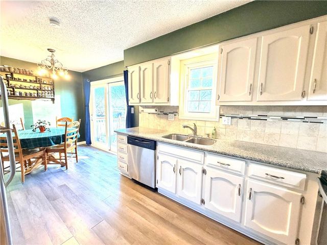 633 E COLLEEN Drive, Gardner, KS 66030