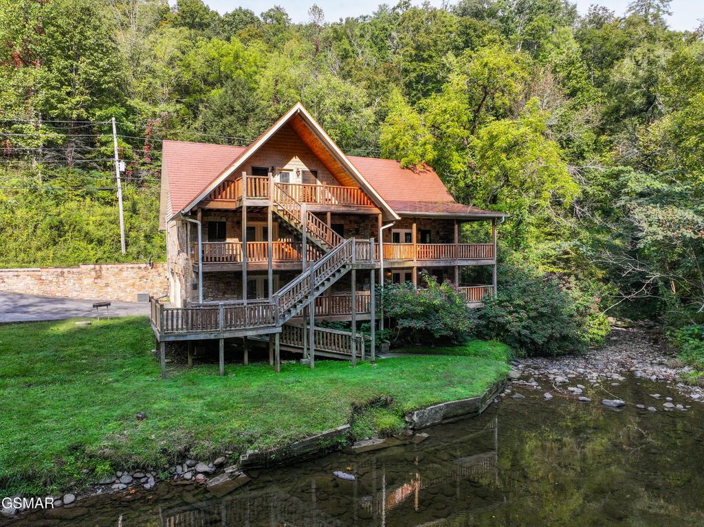 4273 Pittman Center Road, Sevierville, TN 37876