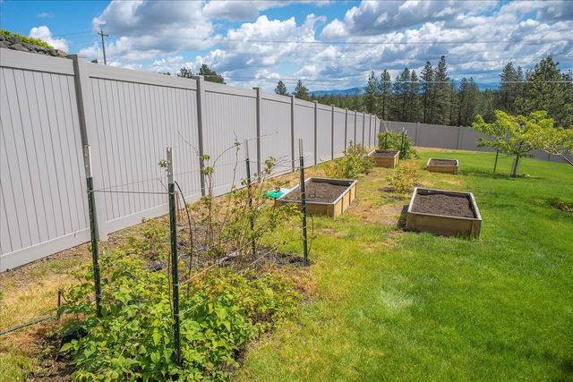 9302 W Floyd Dr, Cheney, WA 99004