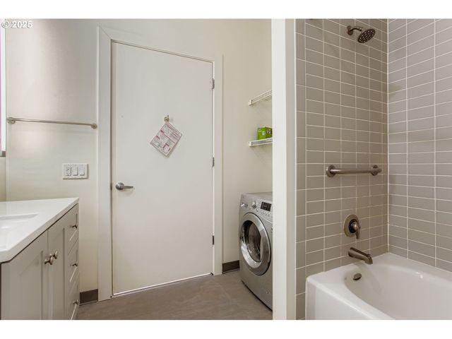 1455 N KILLINGSWORTH St 313, Portland, OR 97217