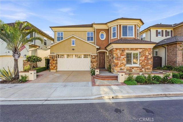 17491 Oakbluffs Lane, Huntington Beach, CA 92649