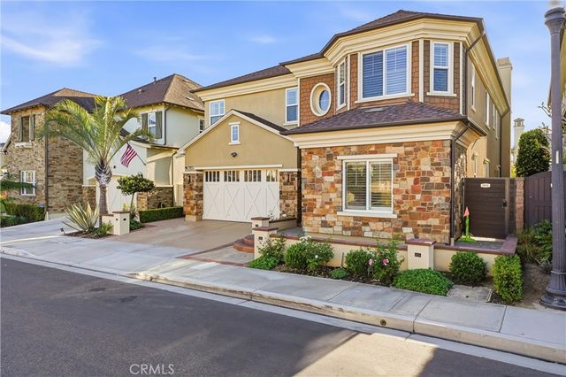 17491 Oakbluffs Lane, Huntington Beach, CA 92649