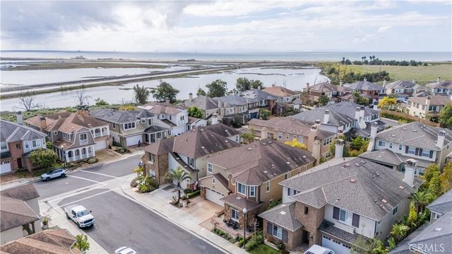 17491 Oakbluffs Lane, Huntington Beach, CA 92649
