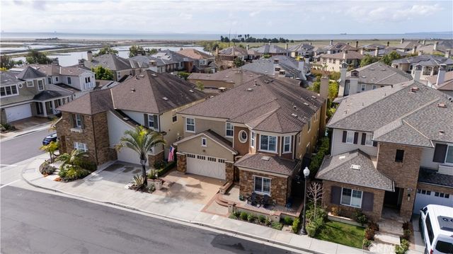 17491 Oakbluffs Lane, Huntington Beach, CA 92649