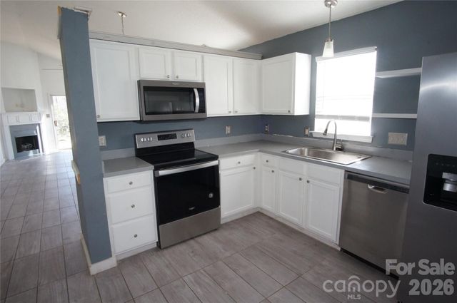 8913 Cinnabay Drive, Charlotte, NC 28216