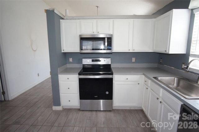 8913 Cinnabay Drive, Charlotte, NC 28216