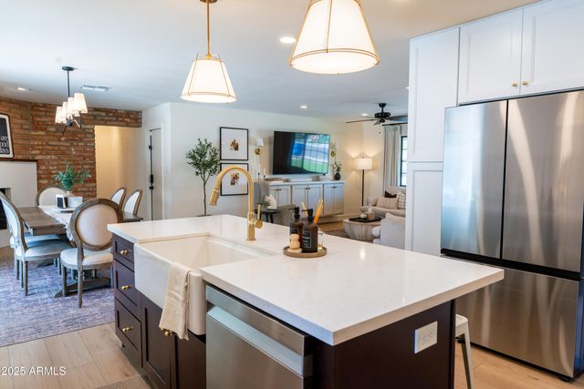 1021 E PALMAIRE Avenue, Phoenix, AZ 85020