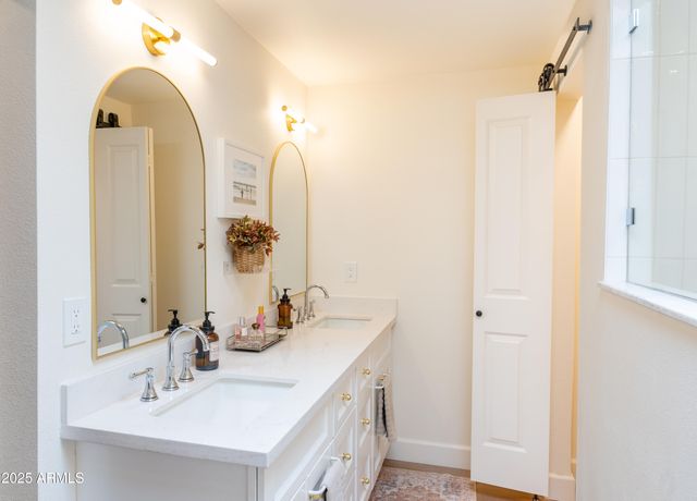 1021 E PALMAIRE Avenue, Phoenix, AZ 85020