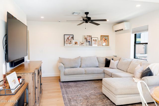 1021 E PALMAIRE Avenue, Phoenix, AZ 85020