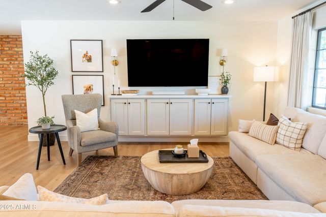 1021 E PALMAIRE Avenue, Phoenix, AZ 85020