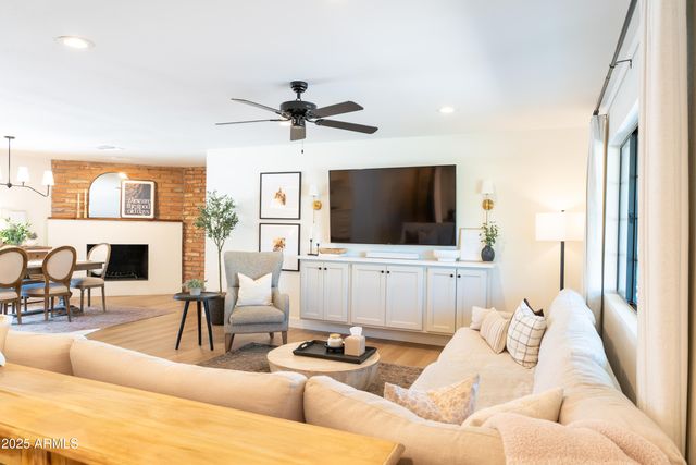 1021 E PALMAIRE Avenue, Phoenix, AZ 85020