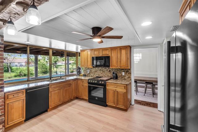 3671 NW 98th Ter, Coral Springs, FL 33065