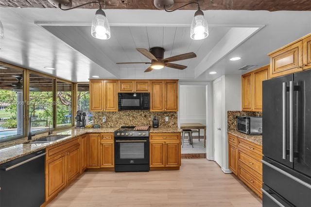 3671 NW 98th Ter, Coral Springs, FL 33065
