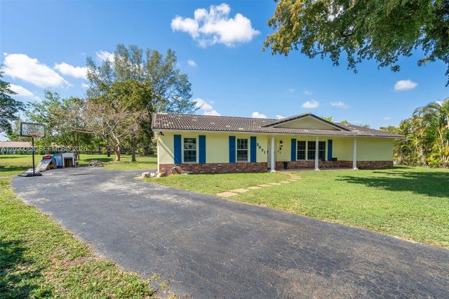 3671 NW 98th Ter, Coral Springs, FL 33065
