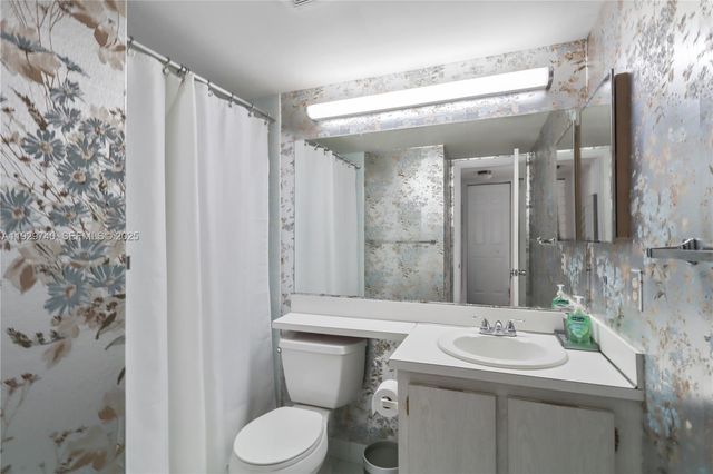 313 Knotty Pine Cir A-2, Green Acres, FL 33463