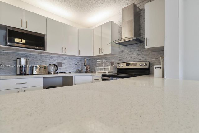 313 Knotty Pine Cir A-2, Green Acres, FL 33463