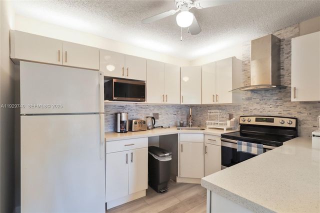 313 Knotty Pine Cir A-2, Green Acres, FL 33463