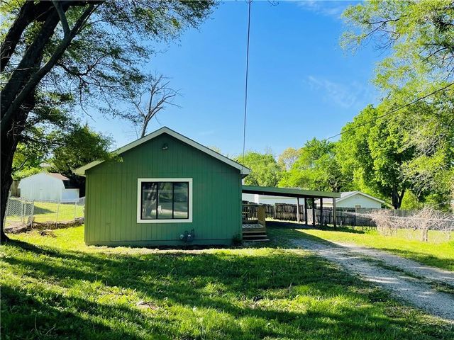 602 E Eisenhower Road, Lansing, KS 66043