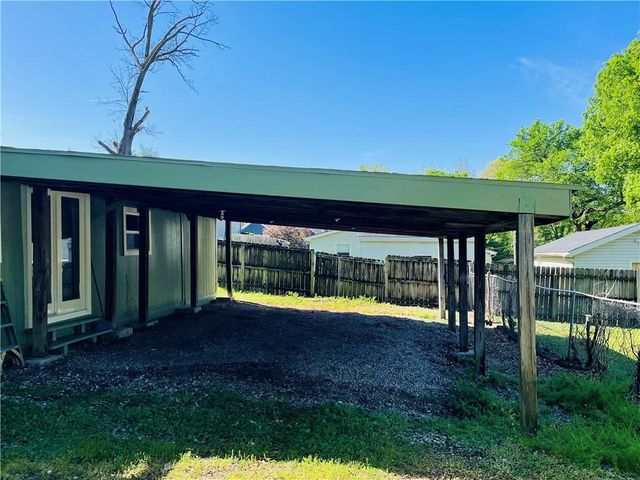 602 E Eisenhower Road, Lansing, KS 66043