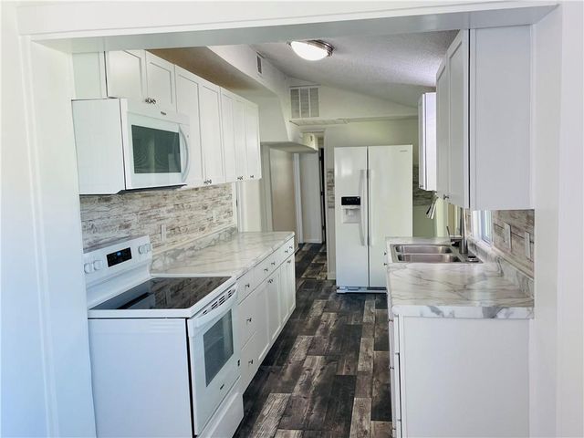 602 E Eisenhower Road, Lansing, KS 66043