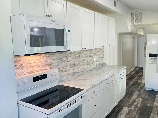 602 E Eisenhower Road, Lansing, KS 66043