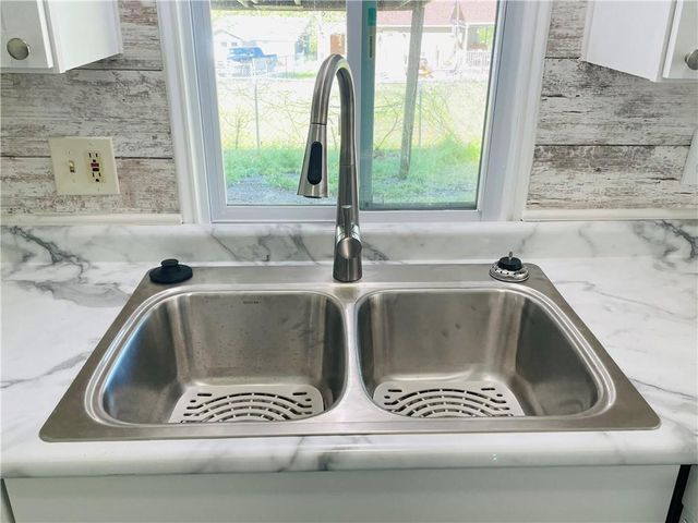 602 E Eisenhower Road, Lansing, KS 66043