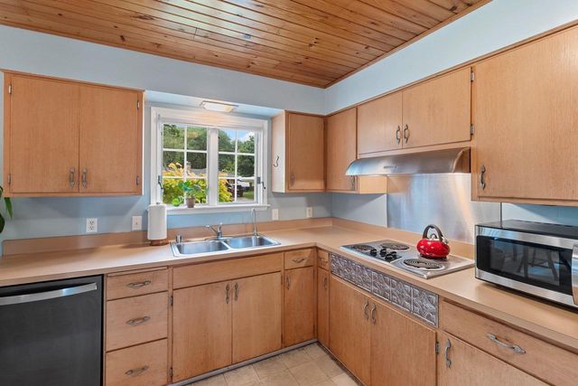 1049 KALFAHS STREET, Neenah, WI 54956