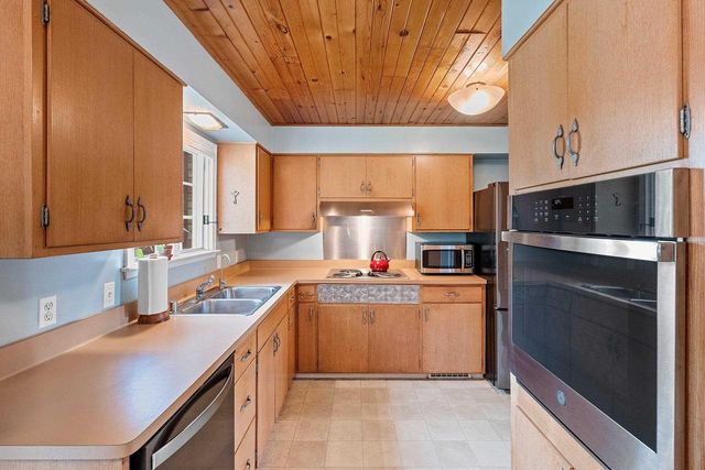 1049 KALFAHS STREET, Neenah, WI 54956