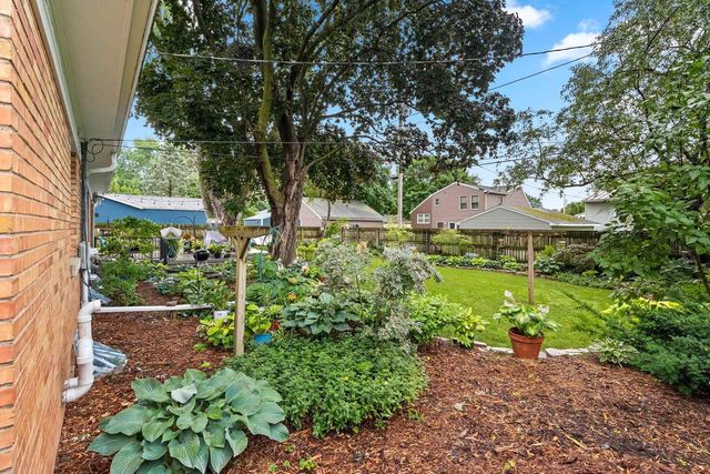 1049 KALFAHS STREET, Neenah, WI 54956