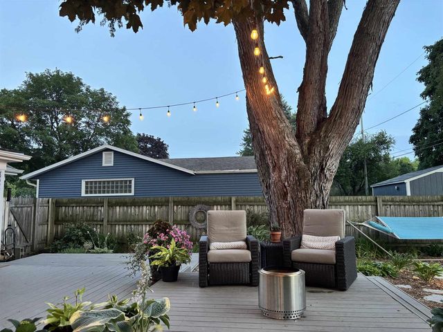 1049 KALFAHS STREET, Neenah, WI 54956