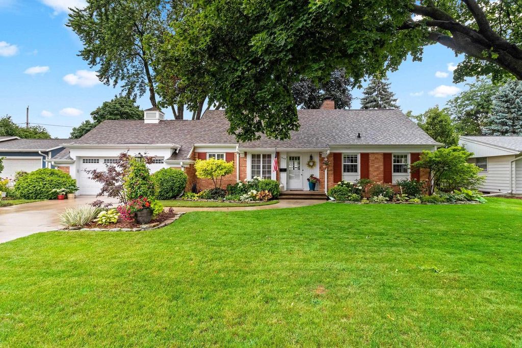 1049 KALFAHS STREET, Neenah, WI 54956
