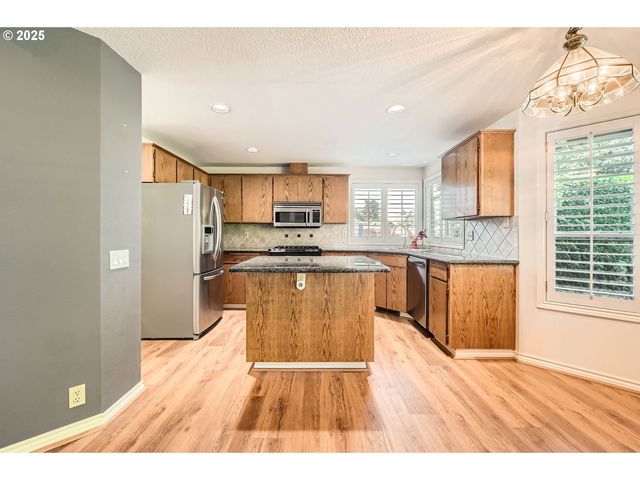 1725 N LAURELWOOD Loop, Canby, OR 97013